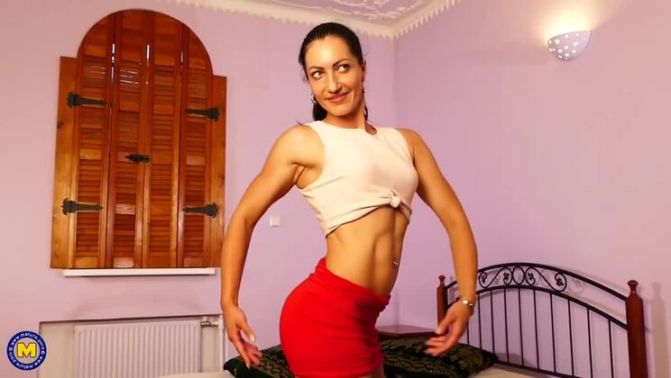 Horny mom Jessica's solo fun!