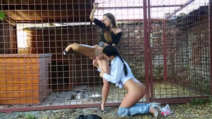 Gina Devine Caught With Sex Toy Outdoor