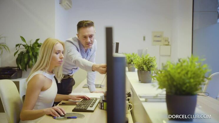 Angelika Grays' Big Booty First Date Encounter