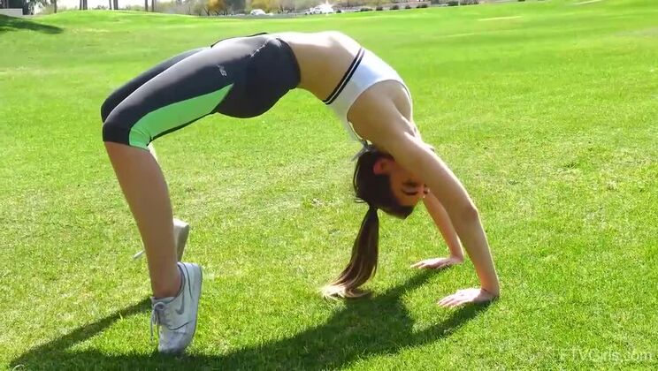 [FTVGirls] - Valentina: Beautiful and Solo in the Outdoors - Valentina