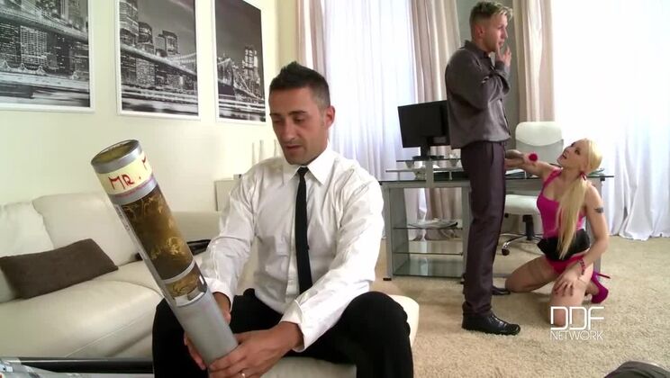 Lola Taylor's Facial Pleasure is Cumshot