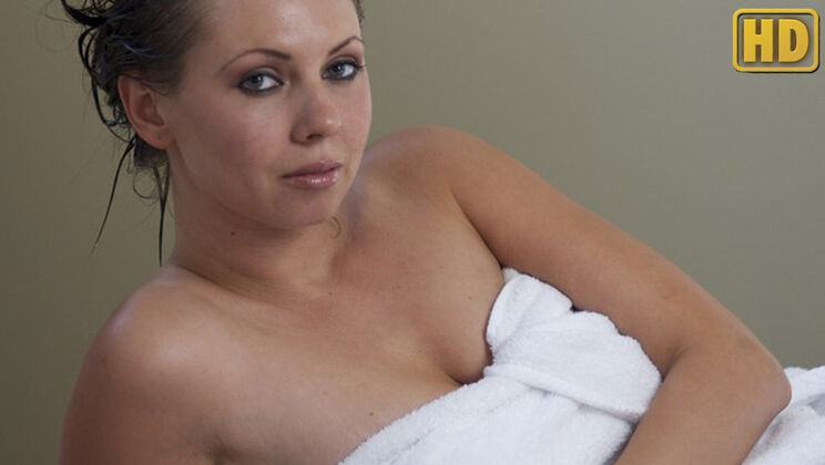 [SelfDesire] - Solo Darla Gets Wet