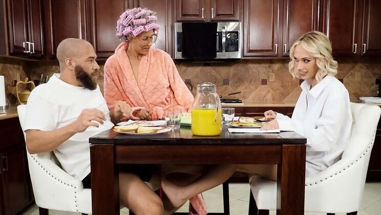 Sky Pierce Gets Facial from Xander Corvus