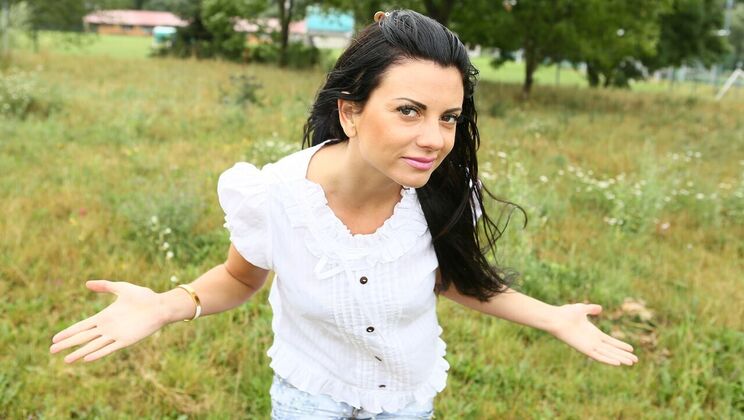 Outdoor Car Sex with Pretty Teen