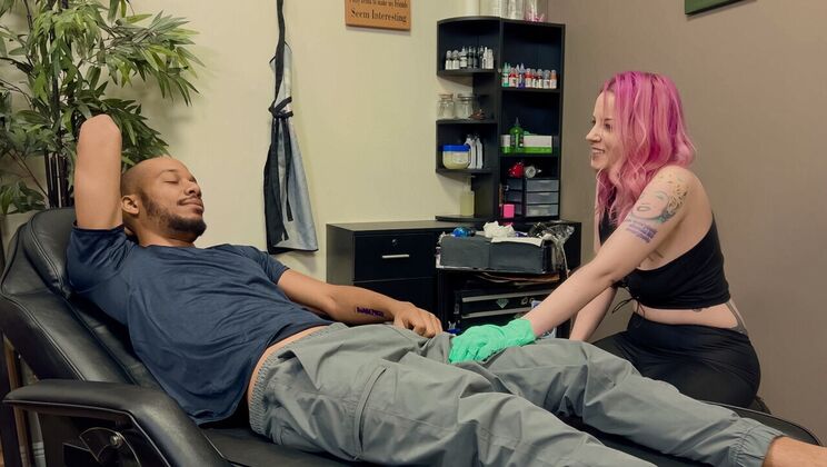 Tattoo Tang: Blowjob and Cumshot