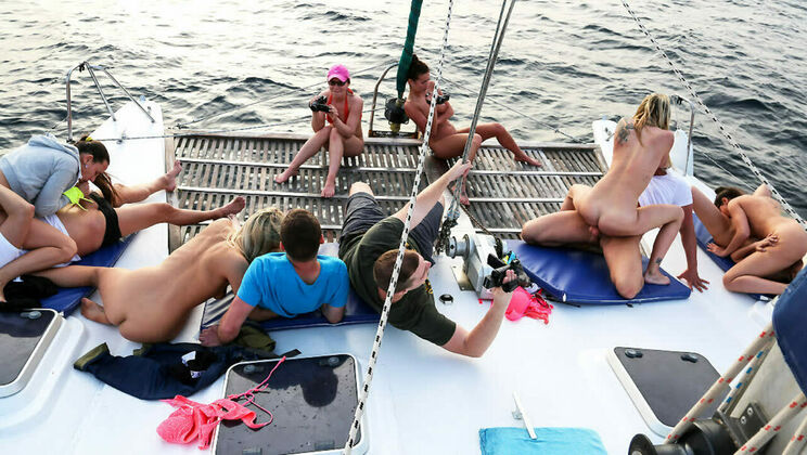 [SummerSinners] - Blowjob and Cumshot on a Boat Adventure - Julia De Lucia - Mea Melone - Jimena Lago - Bianca Ferrero - Angel Piaf