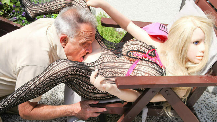 Sex Doll for Lonely Old Man's Pleasure