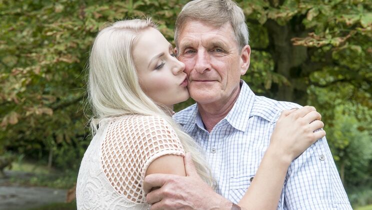 [Oldje] - Natural Tits Bouncing in Outdoor Blowjob Scene