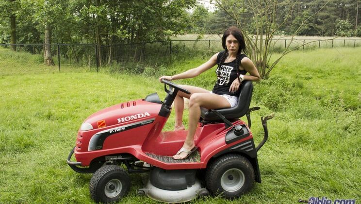 [Oldje] - The Farmer's Brunette Babe - Erika Bellucci - Attilah