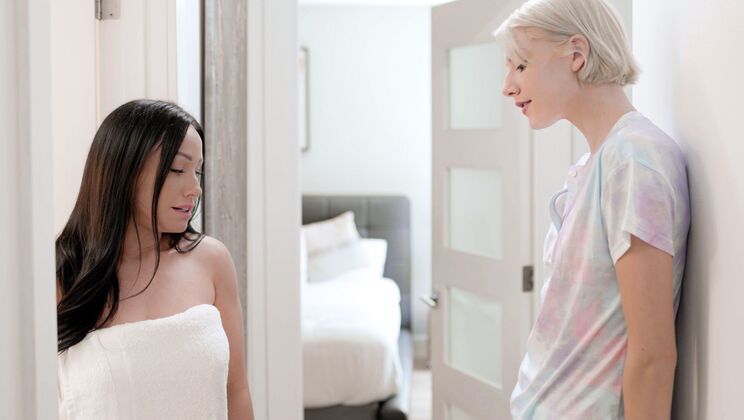 [Girlsway] - Big Ass Brunette and Blonde Teen Lesbians in Shower