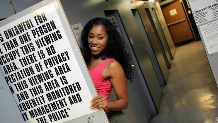 Ebony MILF Yasmine De Leon Gets Facial