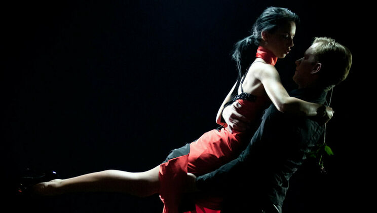 Hot European Gina Devine Gets Fingered & Licked Before Cumshot