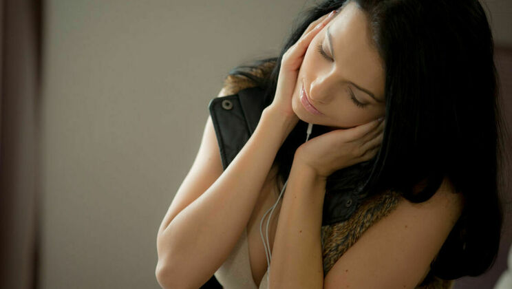 [SexArt] - Sapphira A's Curly Hair and Sexy Moves - Sapphira A