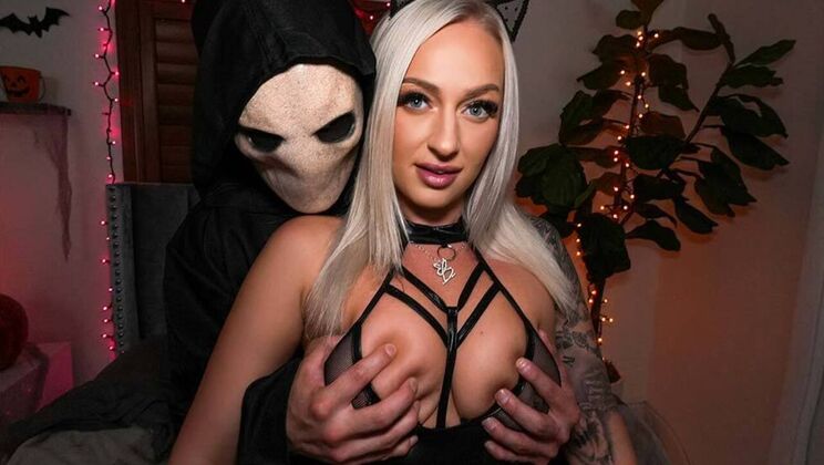 Elana Bunnz Gives Johnny Love a Pornstar Performance