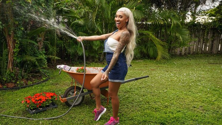 [RKPrime] - Blonde Bombshell Gardening - Logan Xander - Kona Jade