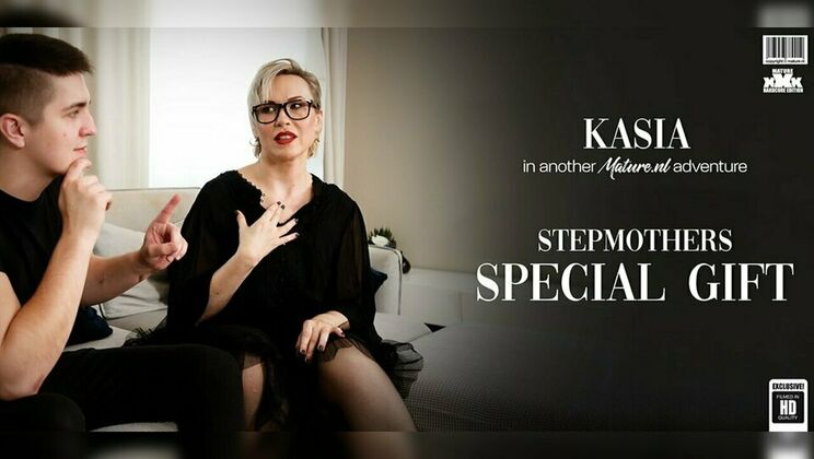 [Mature.nl] - Stepmom Kasia Gives Stepson a Short Hair and Glasses Blowjob - Kasia - Erik