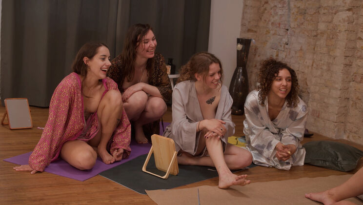 [Ersties] - Yoni Gaze with Big Tits & Small Tits