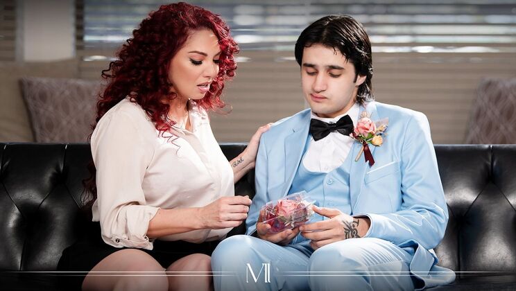 Kiki D'Aire's Big Ass Bounces on Hard Cock