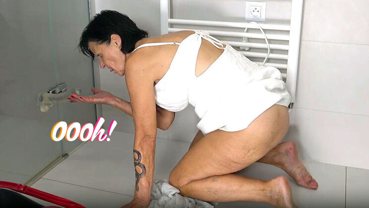 [Grandmams] - Shaved Mature Woman Cleans and Fingers Herself - Cocco Grand