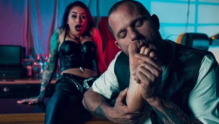 Muscular Man Scott Nails Fucks Monique Alexander