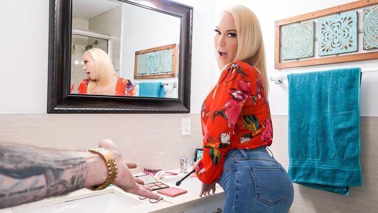Stepmom Gives Handjob and Blowjob Before Dad Comes Back