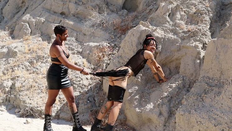 Outdoor Pussy Licking: Honey G & K Rivers in Desert Heat